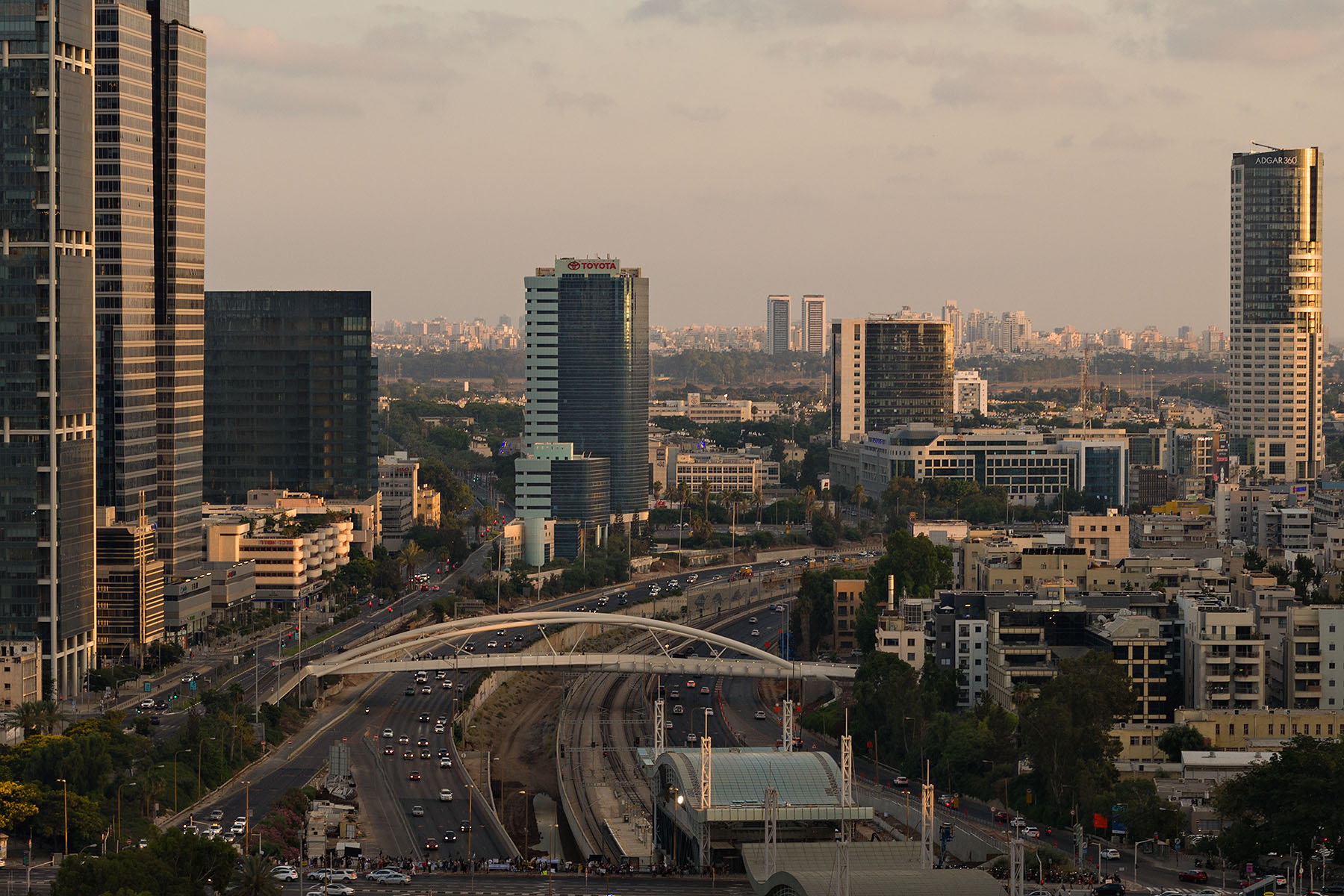 צילום אדריכלי של גשר יצחק נבון ברחוב יהודית, ת"א. אדריכלים: חן אדריכלים